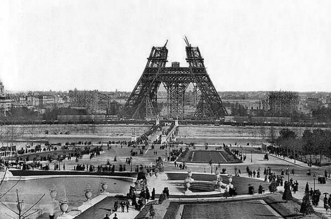 Torre Eiffel em Construção (1888)