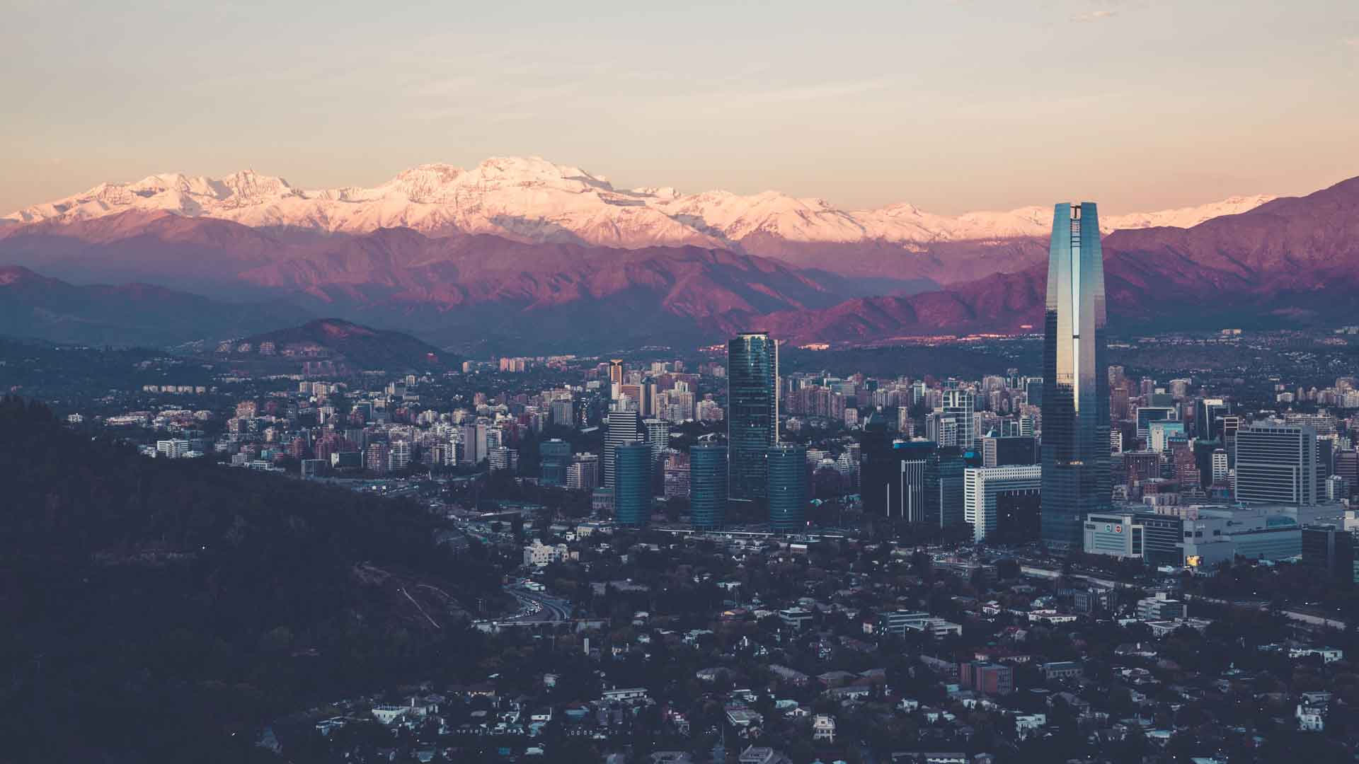 Santiago, no Chile, com a Cordilheira dos Andes no horizonte