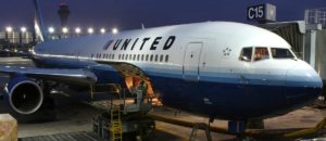 Passageiro é agredido e forçado a deixar voo da United Airlines por causa de overbooking