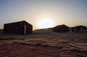 Amanhecer no acampamento no deserto do Saara