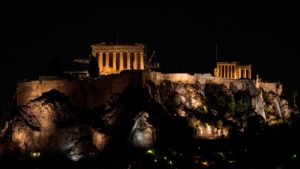 Vista noturna de Atenas, capital de um dos países da Europa