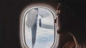 Mulher ao lado da janela do avião
